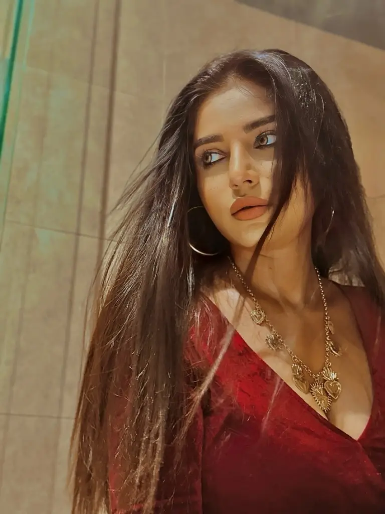 Aamna Malick Cleavage