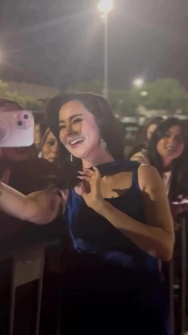 Hania Aamir Mobbed by Fans and responce