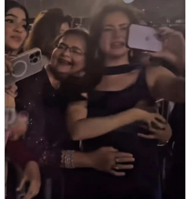Hania Aamir Mobbed by Fans
